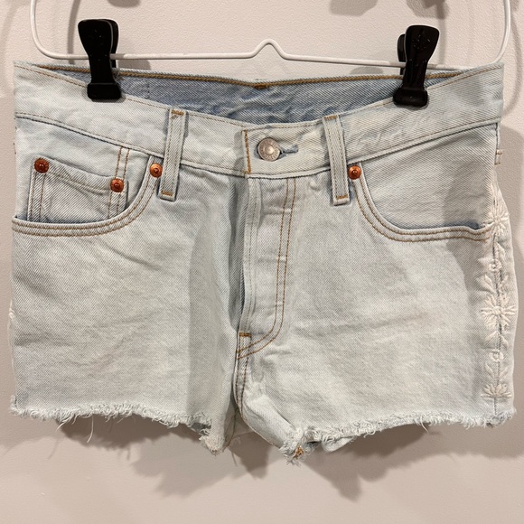 🌸 Levi's Light Wash Denim Shorts - W25 🌸 - Picture 1 of 6
